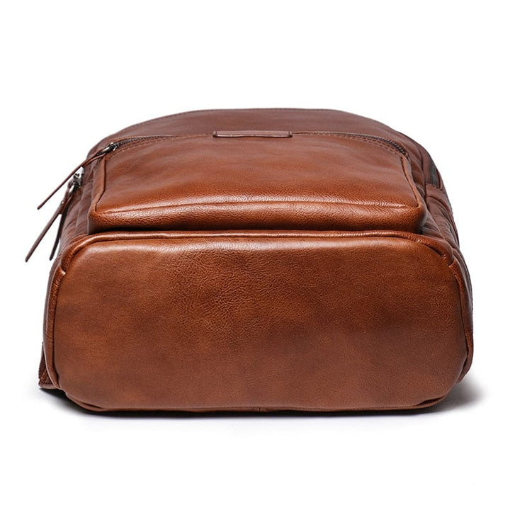 Homme portant le sac à dos cuir noir, élégant pour la ville ou les voyages.