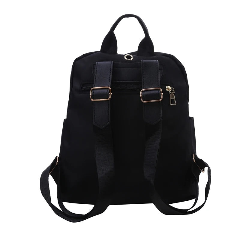 Accessoire de mode femme: sac à dos noir élégant, un sac à main pratique pour toutes occasions.