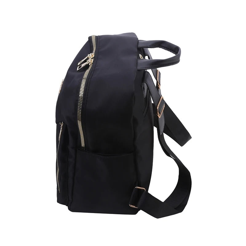 Sac à dos noir mat femme, design moderne et élégant, idéal pour l'urbain chic et les escapades de voyage.