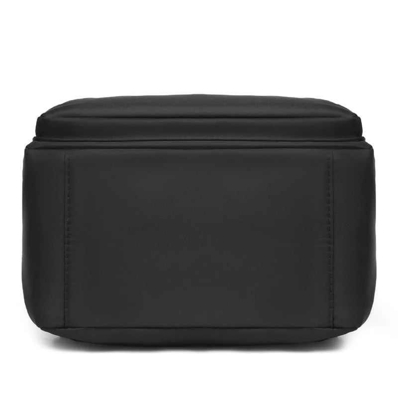 Sac à dos femme confortable et élégant, noir, parfait pour un usage quotidien ou comme sac de voyage stylé.