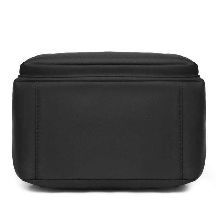Sac à dos femme confortable et élégant, noir, parfait pour un usage quotidien ou comme sac de voyage stylé.