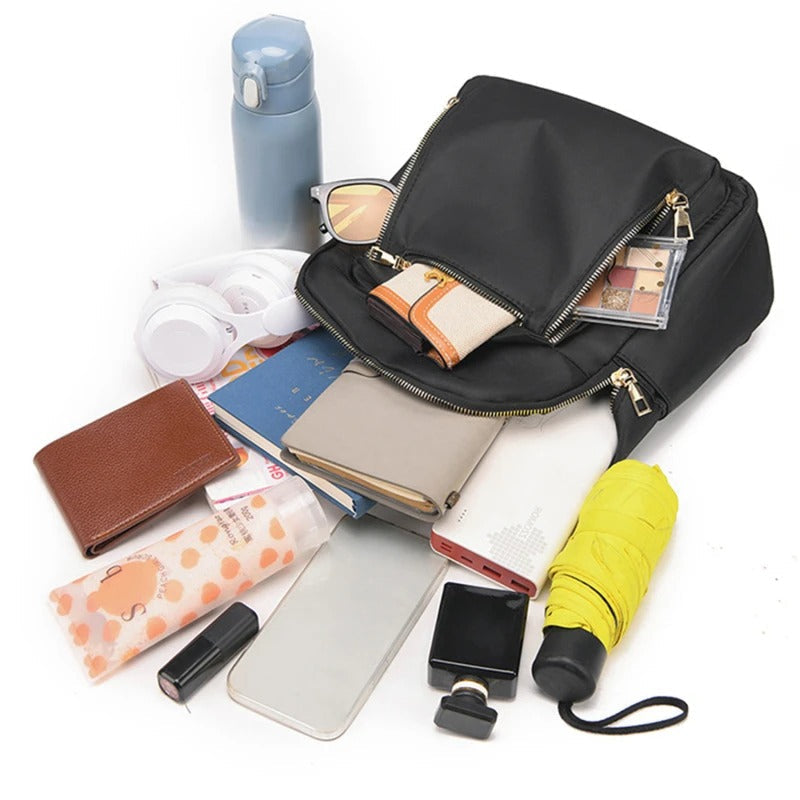 Sac à dos élégant pour femme, noir, avec détails raffinés, accessoire mode pratique pour voyage et quotidien.