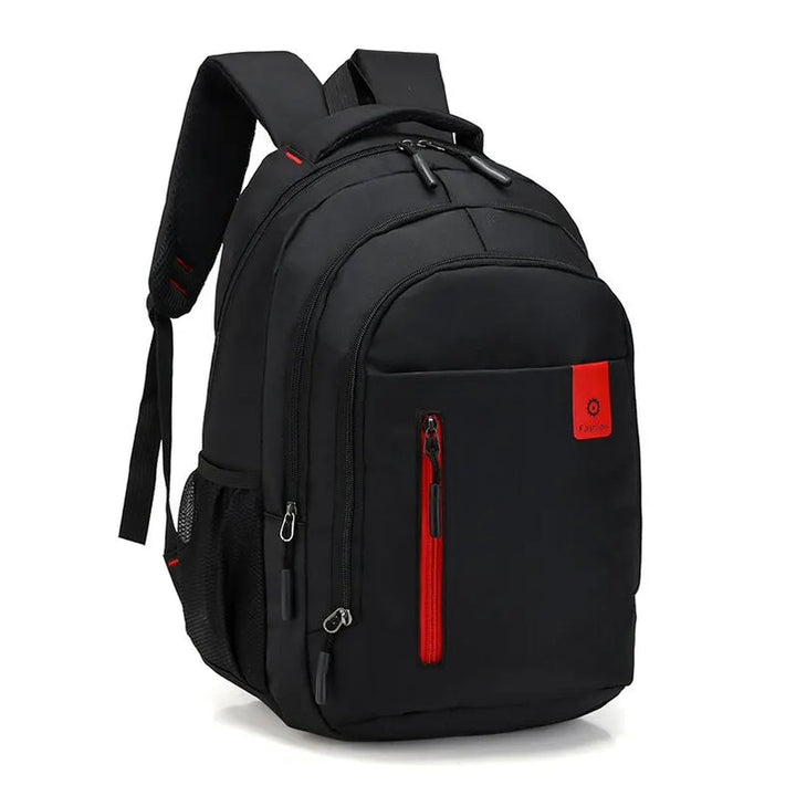 Personne utilisant le sac à dos imperméable pour ordinateur portable, idéal pour l'école, le travail ou les loisirs.
