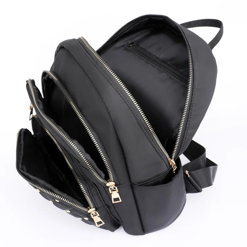 Sac à dos femme en nylon léger et imperméable, idéal pour organiser vos affaires de voyage ou d'école.
