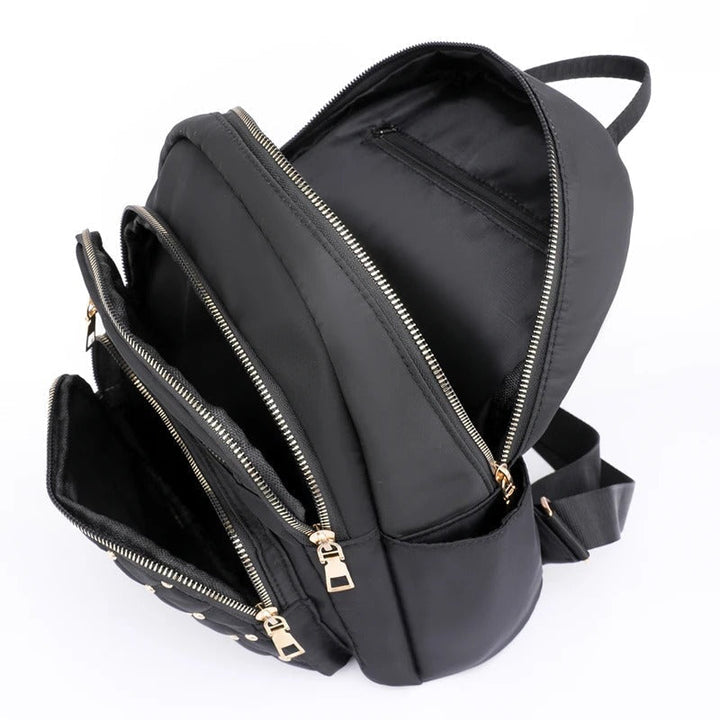Sac à dos femme en nylon léger et imperméable, idéal pour organiser vos affaires de voyage ou d'école.