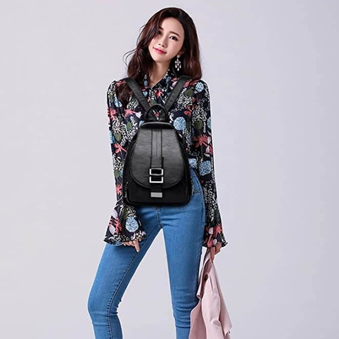 Sac à dos élégant noir pour femmes, parfait accessoire mode polyvalent pour la ville et le voyage.
