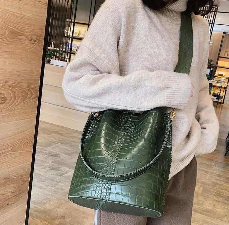 Sac bandoulière femme élégant, en cuir vegan, style chic et polyvalent, indispensable pour accessoire de mode.