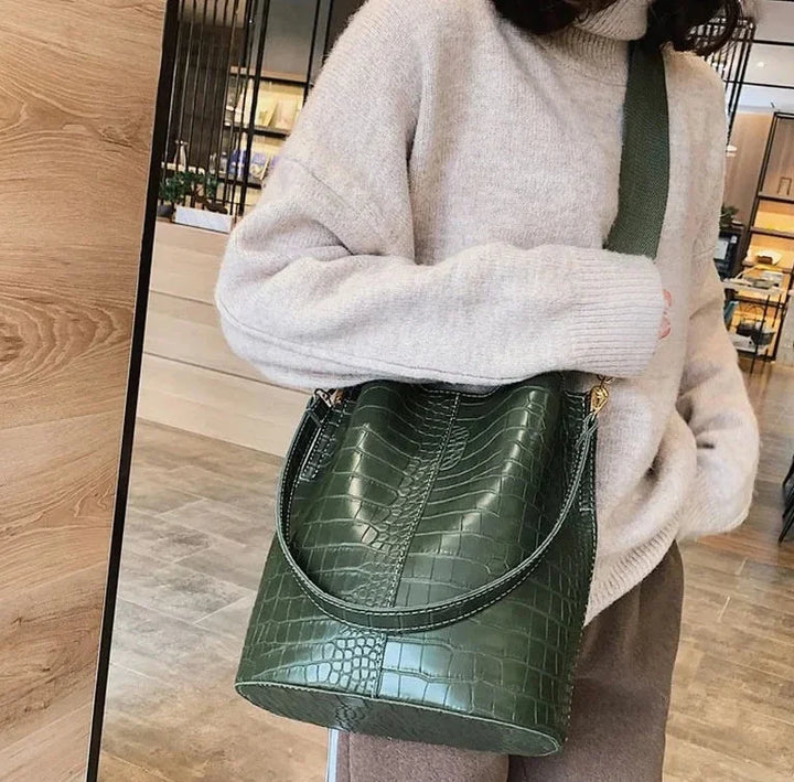 Sac bandoulière femme élégant, en cuir vegan, style chic et polyvalent, indispensable pour accessoire de mode.