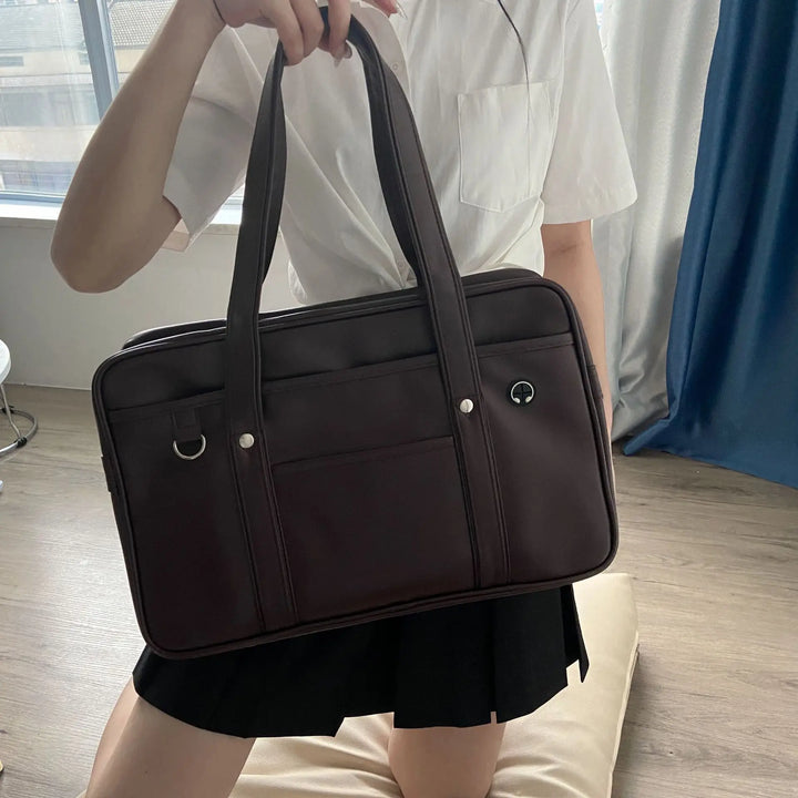Sac grand format en simili cuir café, idéal comme sac cours pour étudiante, pratique et robuste.
