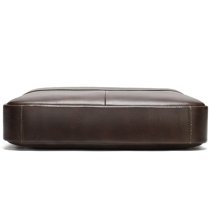 Sac à main homme en cuir vegan polyvalent, présenté avec un portefeuille, accessoire complet pour lui.