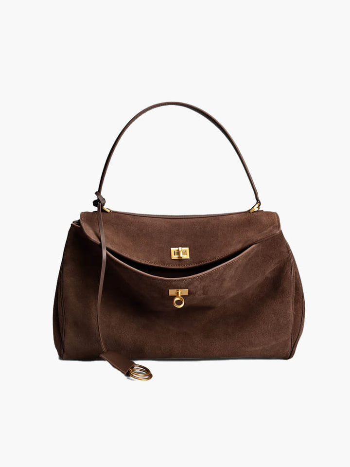 Sac à main femme chic marron, design moderne élégant pour mode automne-hiver.