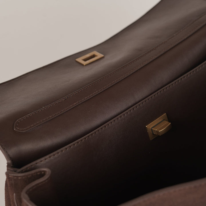 Sacamain femme marron, idéal pour soirée ou look quotidien chic automne-hiver.
