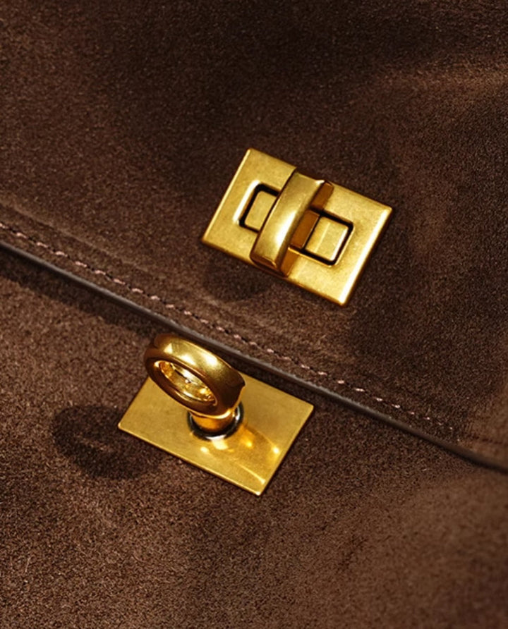Sac à main femme marron tendance, avec bandoulière, accessoire mode élégant pour l'hiver.