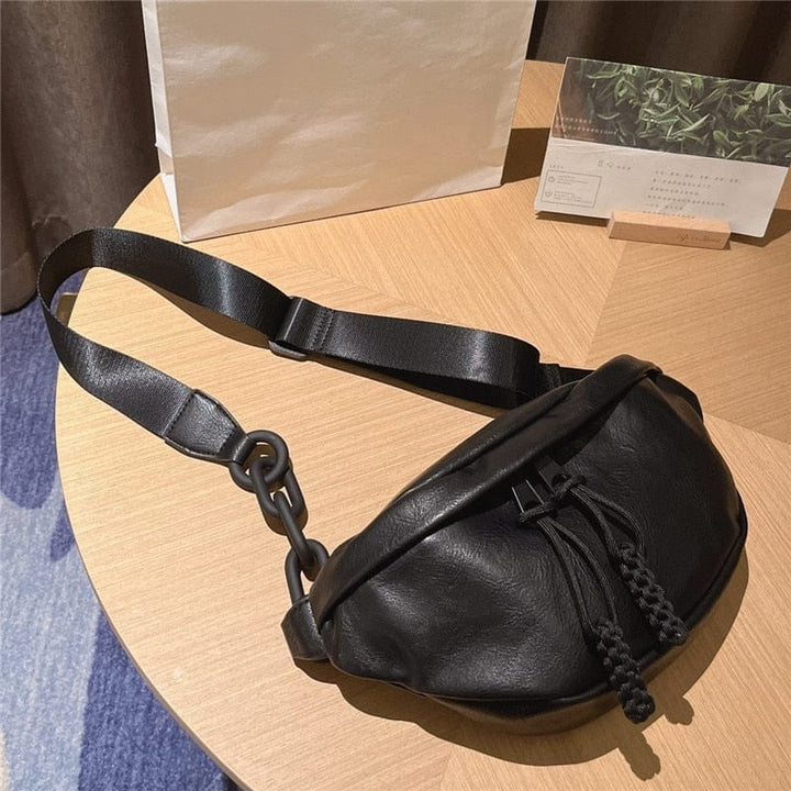 Sac banane femme en cuir PU, l'accessoire mode tendance pour un look moderne et urbain.
