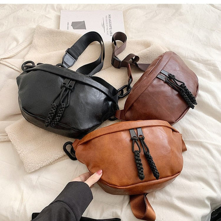 Détail d'un sac banane femme en cuir PU. Texture élégante, design tendance et qualité accessoire mode.