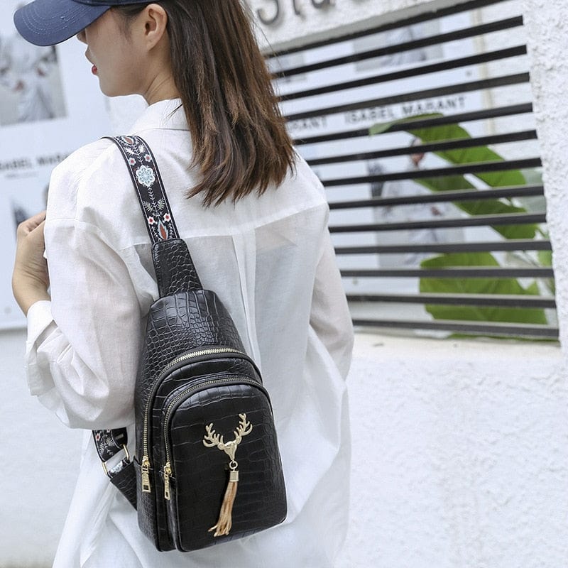 Sac banane élégant femme en cuir vegan. Accessoire de mode polyvalent et chic à porter en bandoulière.