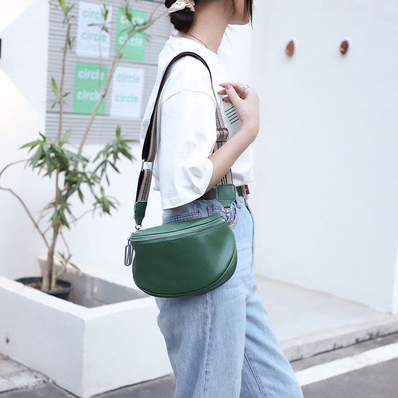 Sac banane chic Viviana, en cuir vegan, parfait pour une femme moderne et soucieuse de l'éthique.