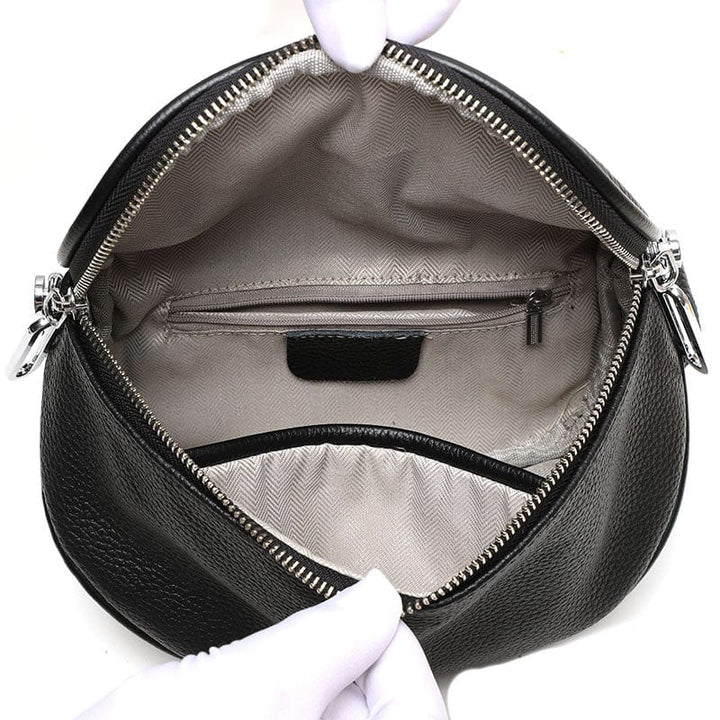 Sac banane Viviana en cuir vegan, compact mais spacieux, idéal pour les voyages et l'aventure.