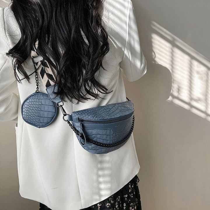 Sac banane rouge, en cuir PU, accessoire pratique et chic pour femme.