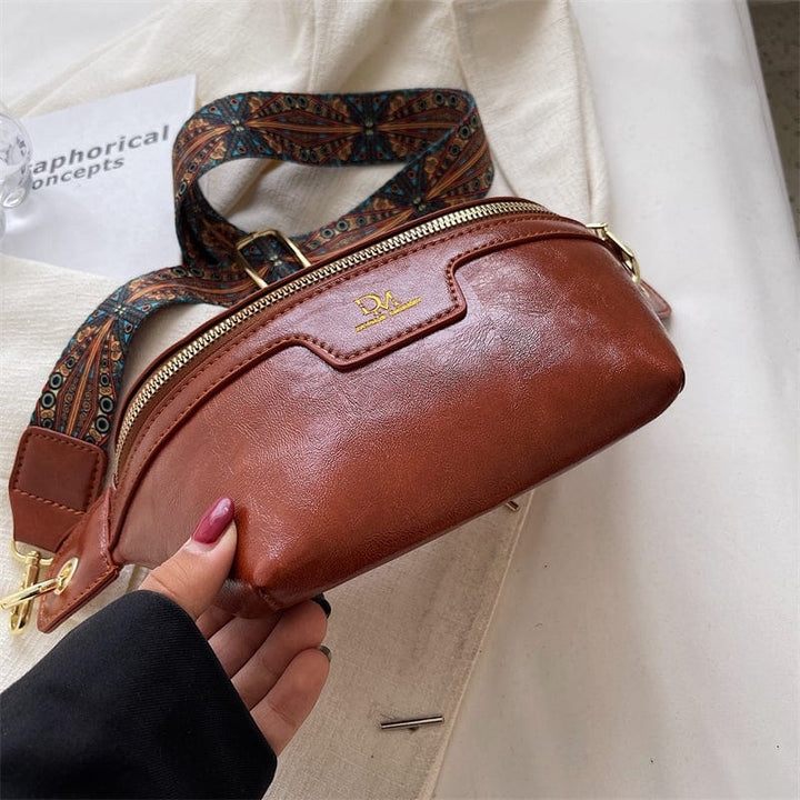 Vue de face du sac banane femme en cuir PU, design élégant et moderne.