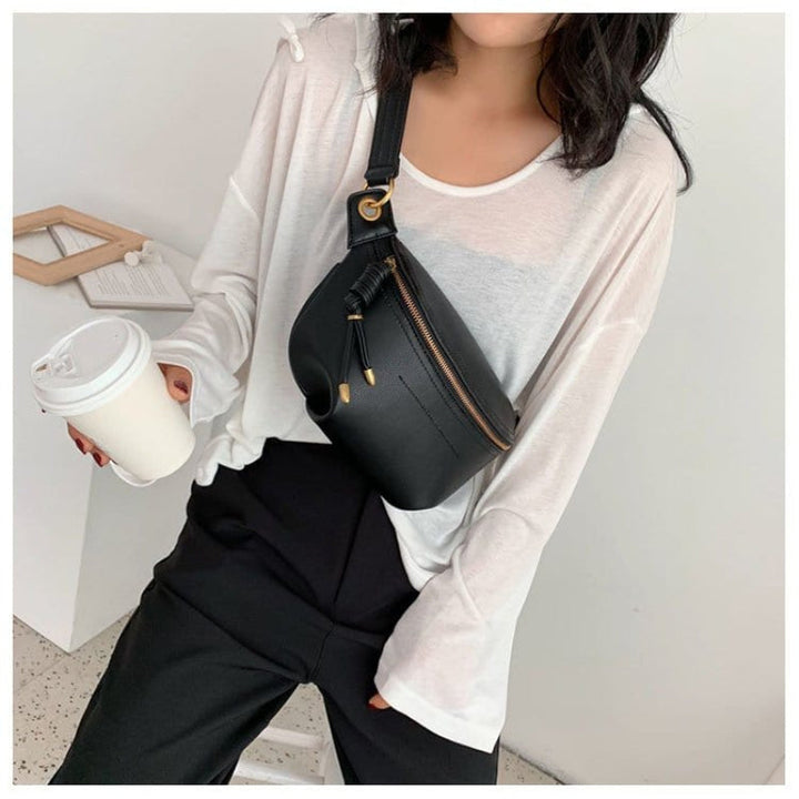Gros plan sur un sac banane femme en cuir PU noir, texture lisse, élégance assurée.