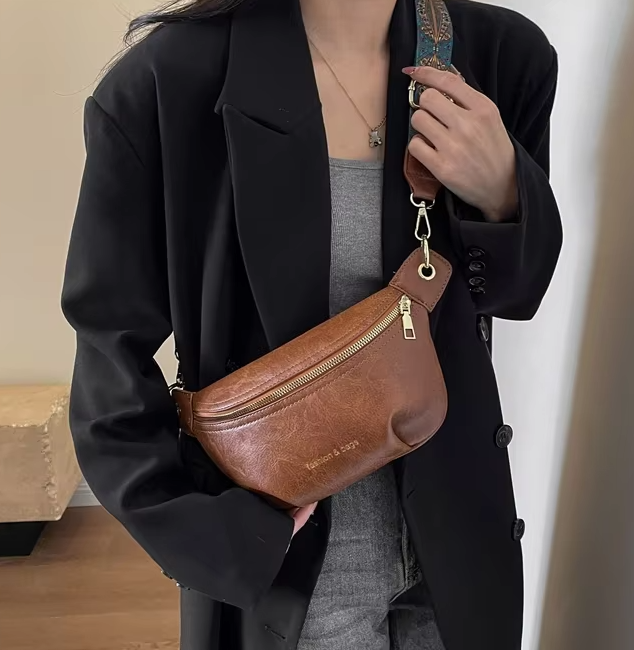 Sac banane femme moderne en cuir PU, un accessoire chic pour compléter votre tenue avec style.