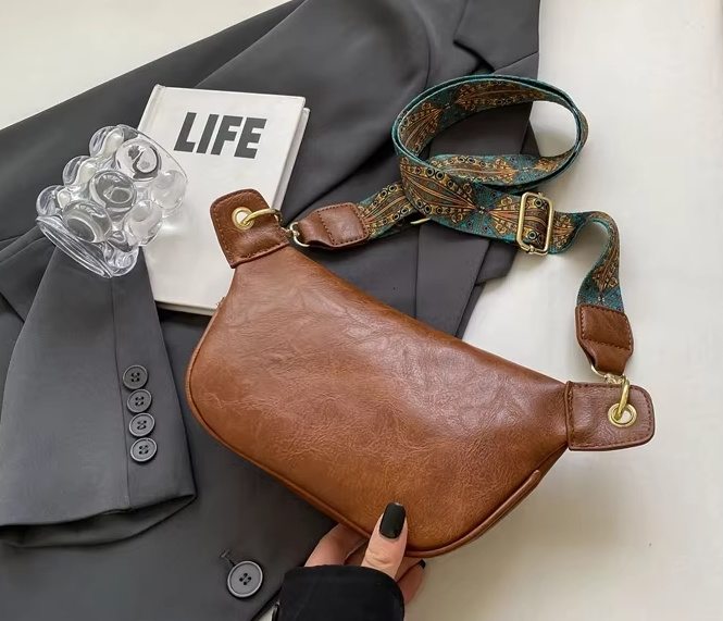 Femme portant un sac banane en cuir PU, illustrant l'élégance et la praticité de l'accessoire.
