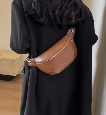 Détail de la texture du cuir PU sur un sac banane femme, qualité et finition moderne.