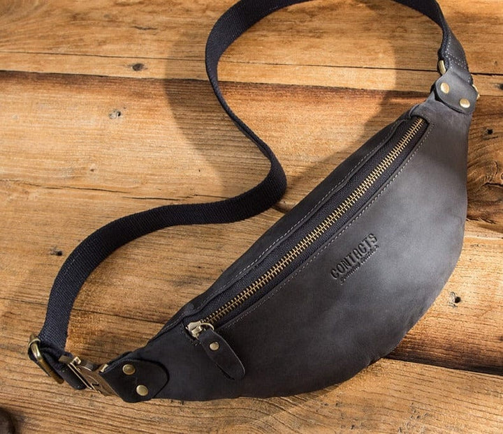 Sac banane homme en cuir véritable, noir, élégant et pratique pour la mode masculine.