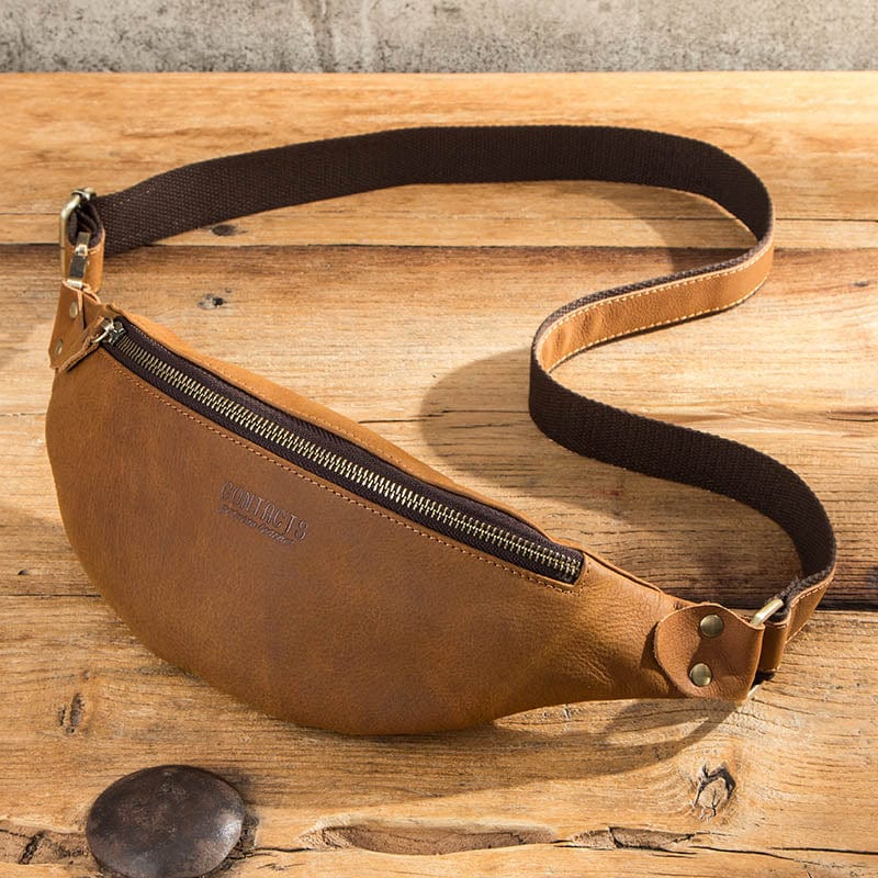 Profil élégant du sac banane en cuir pour homme, accessoire de mode masculin discret.