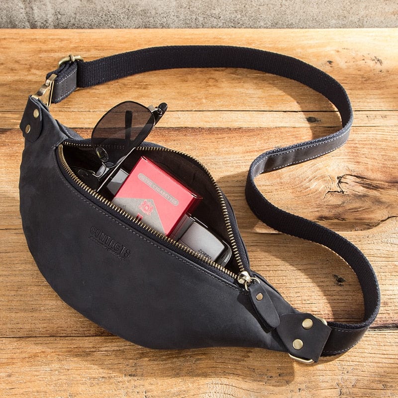 Intérieur spacieux du sac banane homme en cuir, pour organiser vos essentiels de voyage.