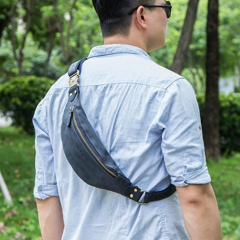 Sac banane en cuir classique pour homme, un must-have de la maroquinerie masculine.