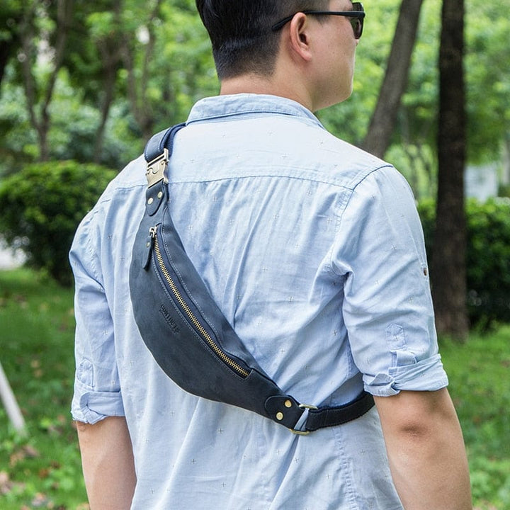 Sac banane en cuir classique pour homme, un must-have de la maroquinerie masculine.
