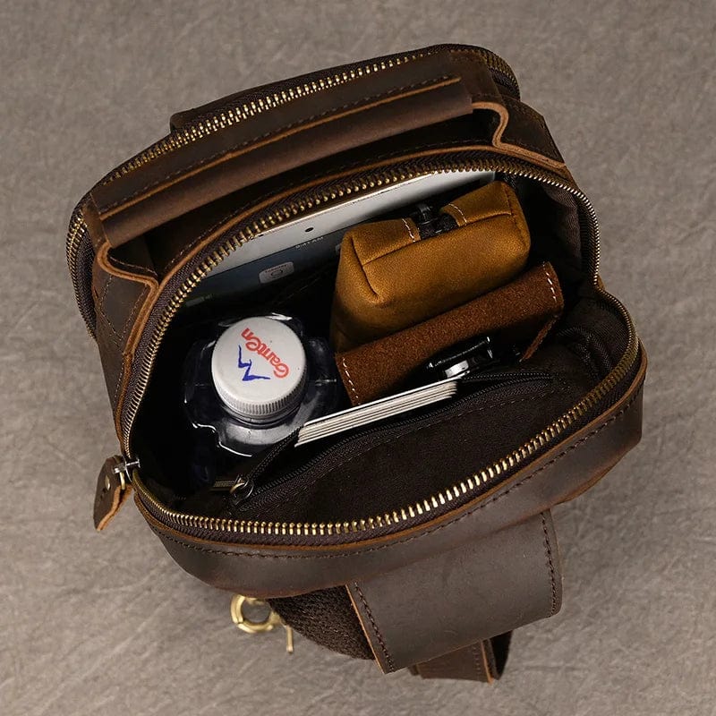 Sacoche banane homme en cuir, accessoire pratique et chic pour un look urbain et organisé.