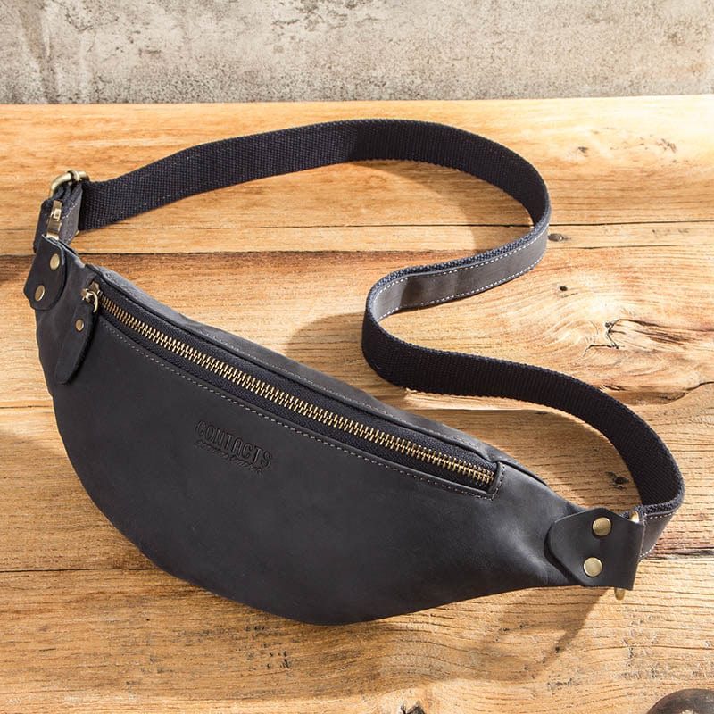 Sac banane homme en cuir marron, porté à la ceinture, idéal pour un look tendance.