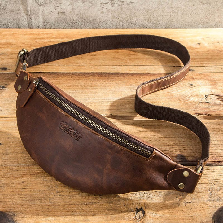 Compartiments intérieurs d'un sac banane en cuir pour homme, organisation quotidienne, compact et fonctionnel.