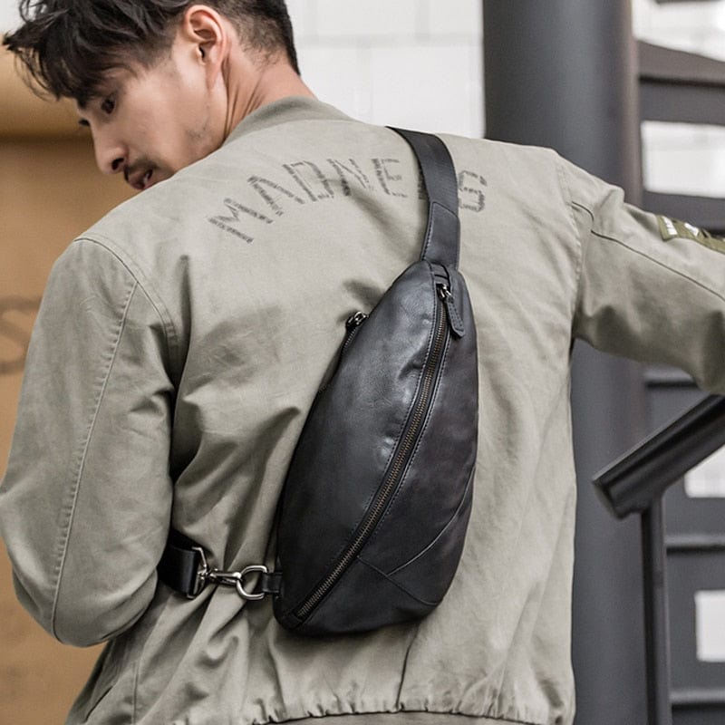Sac banane homme élégant en cuir véritable, idéal pour un usage quotidien ou en voyage.