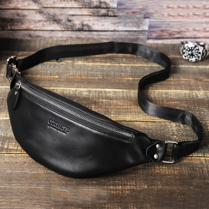 Sac banane en cuir marron pour homme, porté à la ceinture, style urbain élégant et pratique.