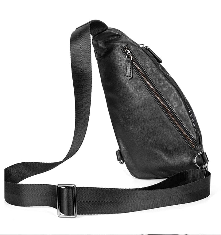 Gros plan sur le grain fin du cuir véritable d'un sac banane homme, un accessoire durable et chic.