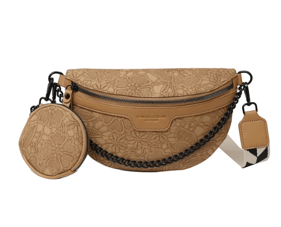 Sac banane femme chic en cuir vegan noir, porté élégamment. Accessoire mode polyvalent et tendance.