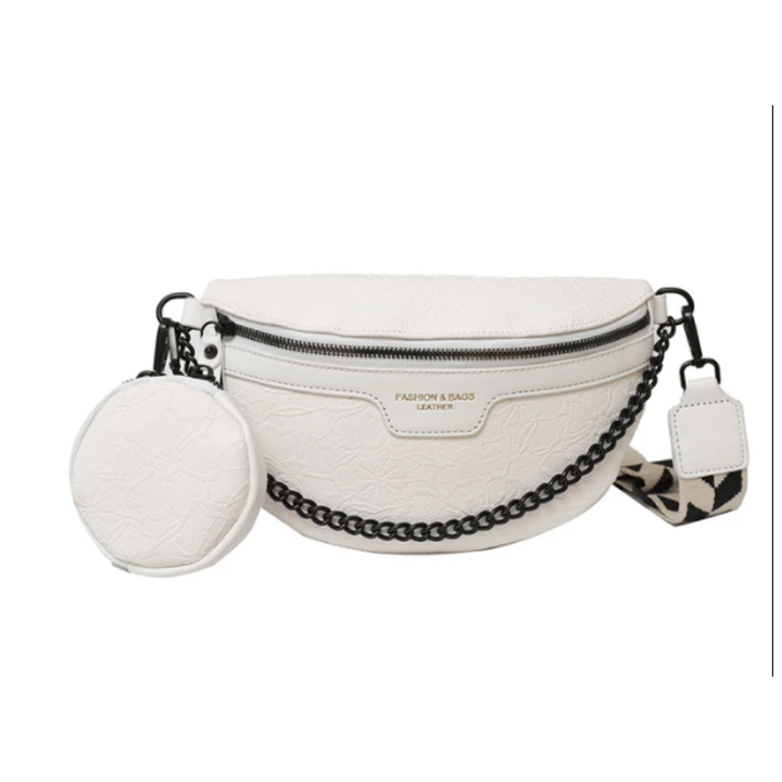Gros plan sur la texture grainée du sac banane en cuir vegan, élégant et éthique pour femme.