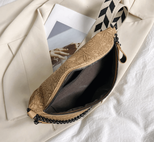 Sac banane chic pour femme, design minimaliste en cuir vegan noir. Parfait pour un look moderne et éthique.