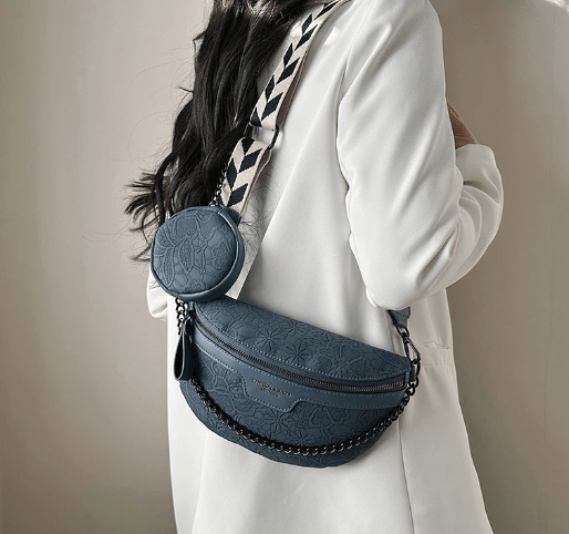 Intérieur spacieux d'un sac banane femme chic, parfait pour organiser porte-monnaie et essentiels quotidiens.