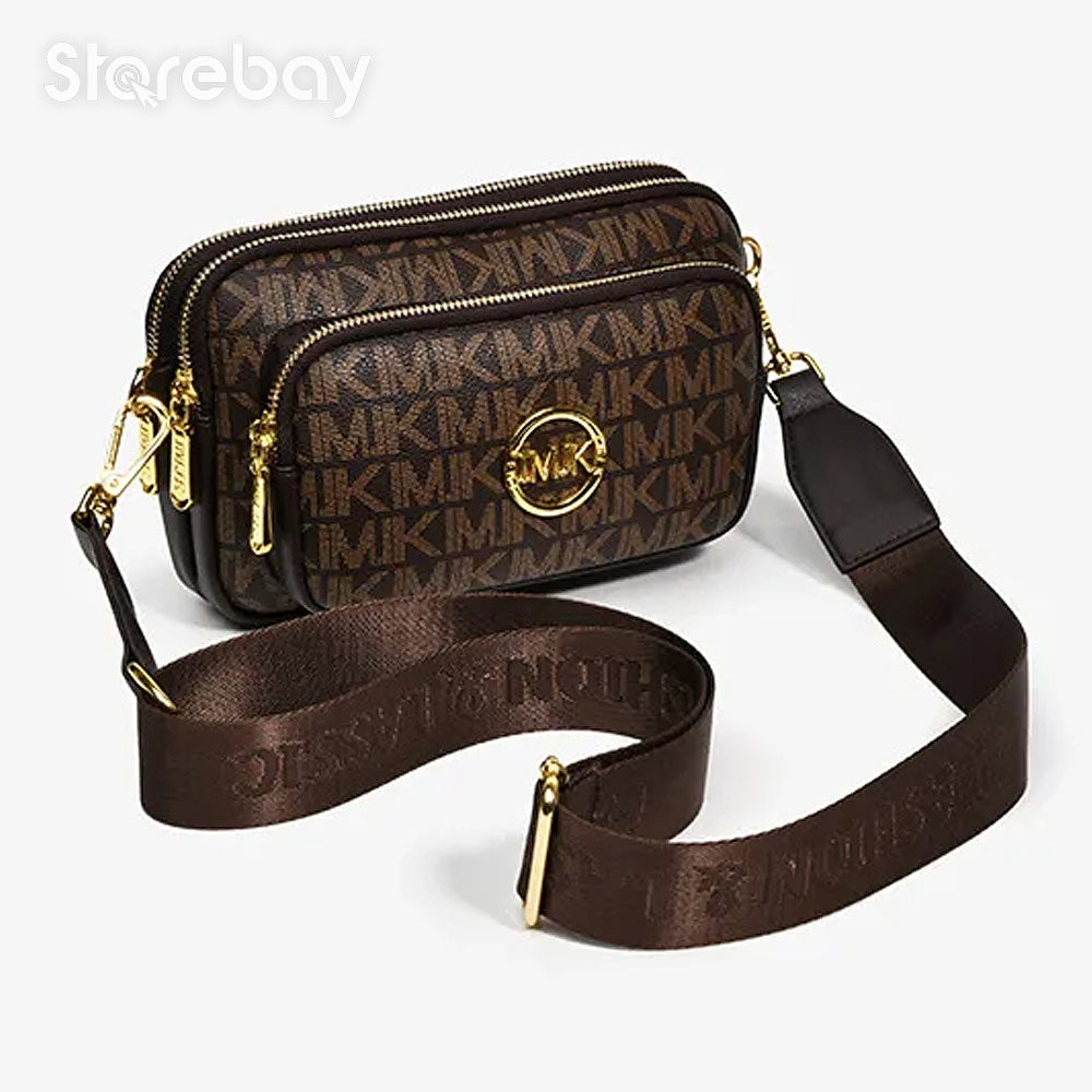 Sac femme compact et chic à bandoulière, design monogramme marron, accessoire mode parfait pour le quotidien.