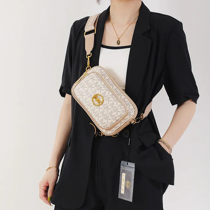 Élégant sac bandoulière femme beige et marron avec motif monogramme, doté d'une chaîne dorée, idéal pour la soirée.