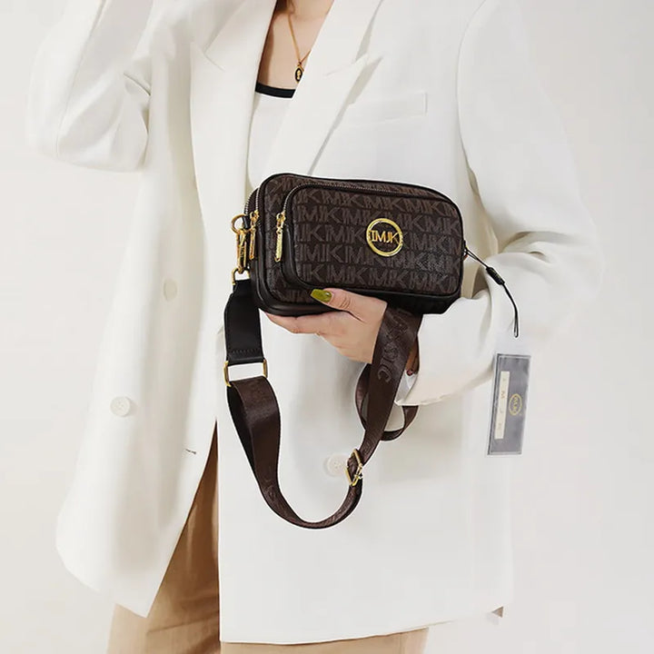 Accessoire mode : Sac bandoulière femme chic avec motif monogramme marron et chaîne élégante pour vos sorties.