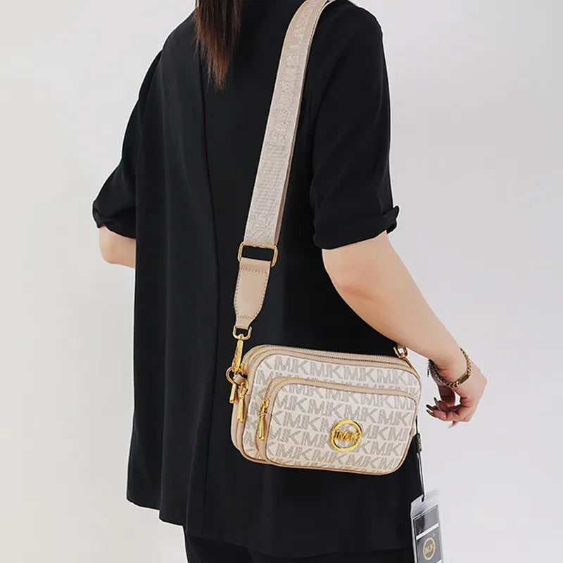 Sac quotidien femme compact beige et marron, design monogramme élégant, avec chaîne raffinée, très pratique.