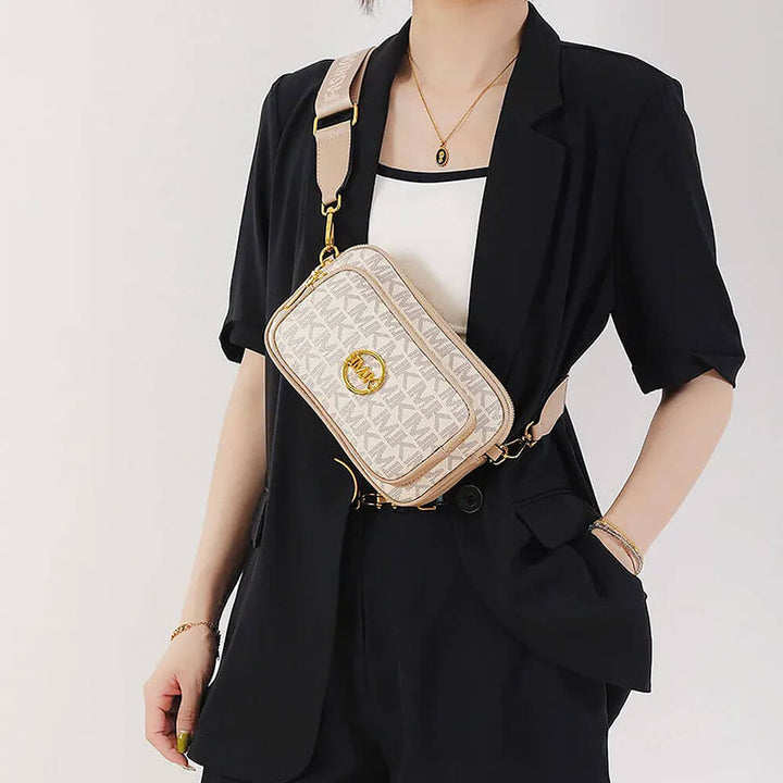 Sac femme élégant à bandoulière en toile monogrammée beige/marron, doté d'une chaîne dorée, un must-have mode.