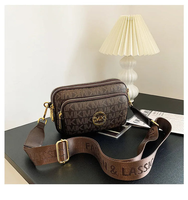 Sac bandoulière femme avec monogramme distinctif en teintes beige et marron, orné d'une chaîne raffinée, très chic.