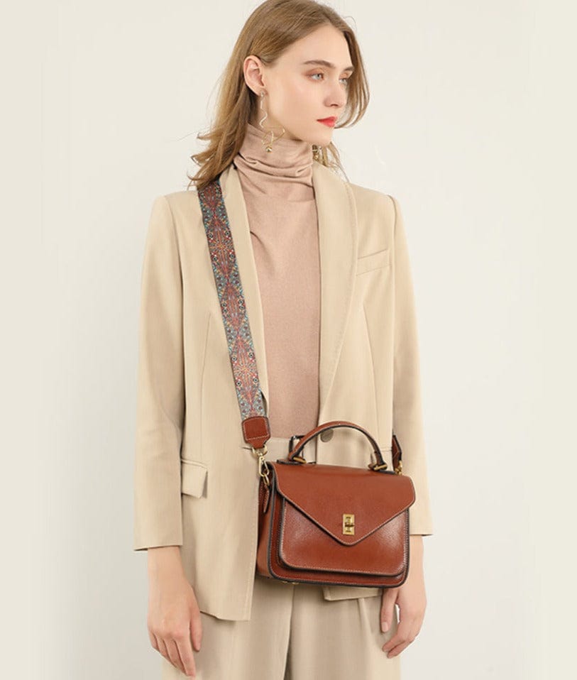 Sac femme Adele en cuir de qualité supérieure, accessoire mode polyvalent avec bandoulière réglable.
